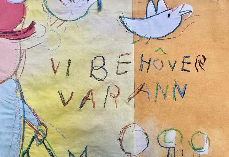 Utställningen "Vi behöver varann" visar utvalda verk ur kommunens konstsamling fotografi av detalj av broderi på Helga Henschens konstverk