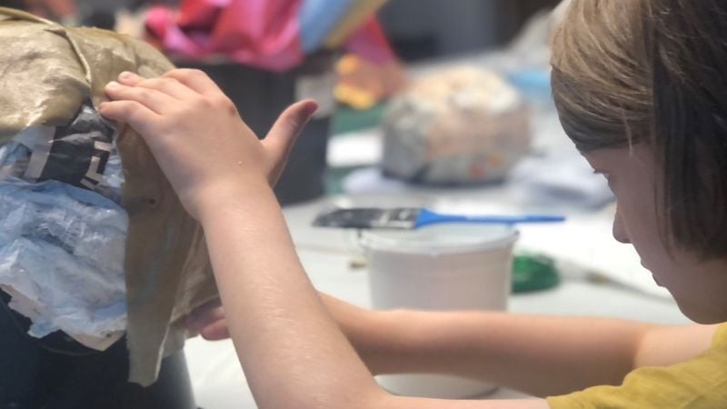 Barn som arbetar i konstverkstan