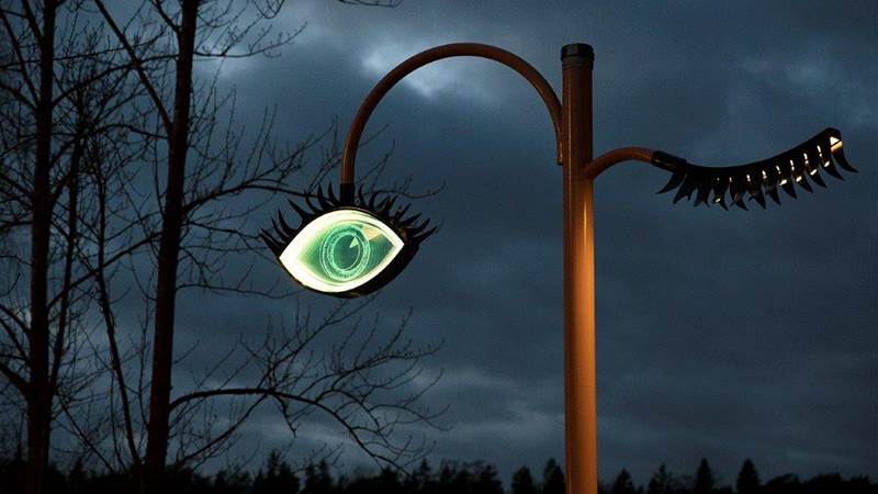 Blickfång av Linda Persson. Lampa formad som ett öga vid Handen.