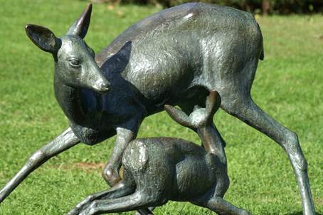 Staty på en hind med ett kid