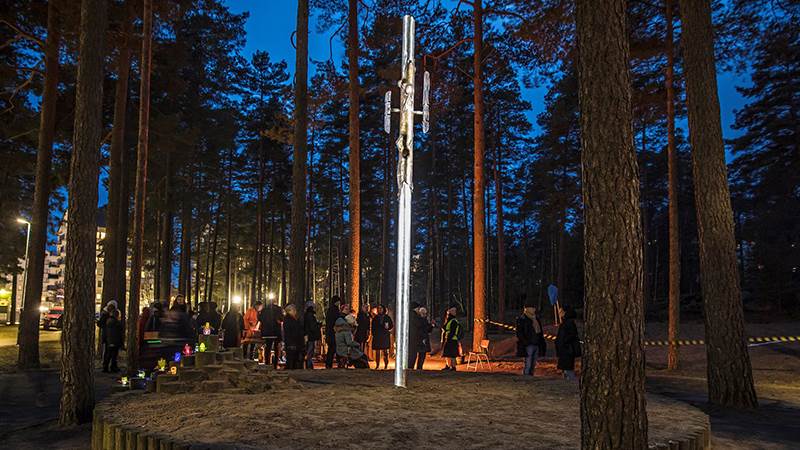 Midsommardröm av Linda Shamma  Ljuskonstverk i Jordbro.