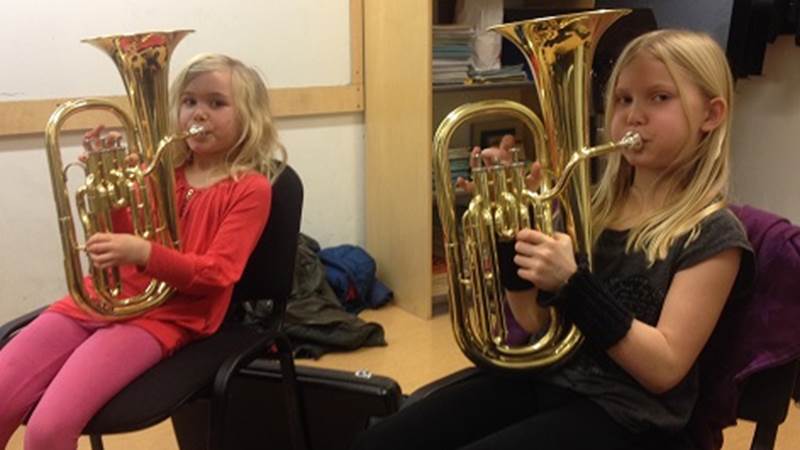 Två unga tjejer som spelar intrument