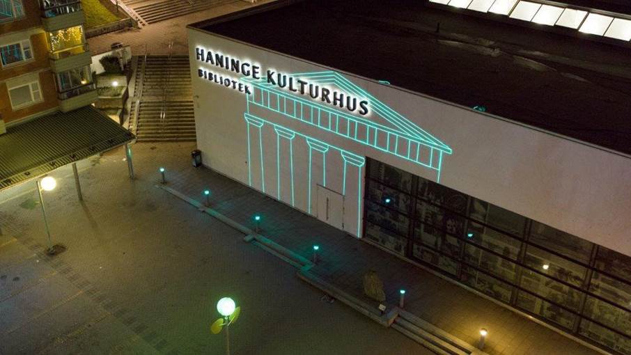 Haninge kulturhus med ljuskonstverk av Cecilia Ömalm på fasaden, Poseidonia, 2017.