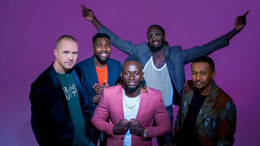 Gruppen Panetoz tittar in i kameran.