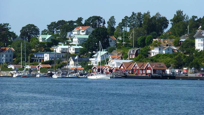 Vy från vattnet mot Dalarö.  Dalarö Skärgård sommar besök