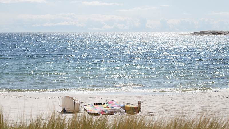 Den vackra sandstranden Stor sand på Ålö.  Vacker sandstrand Storsand på Ålö.