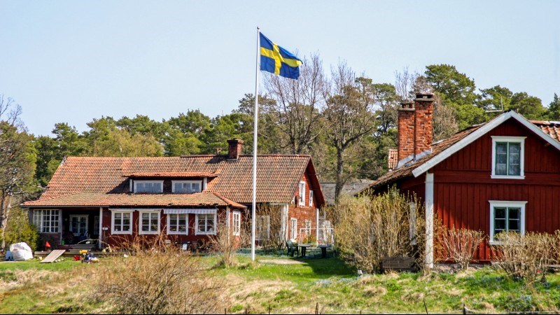 Kymmendö i Haninges skärgård bjuder på orörd natur och en rik historia. Här kan du besöka August Strindbergs skrivarstuga. 
