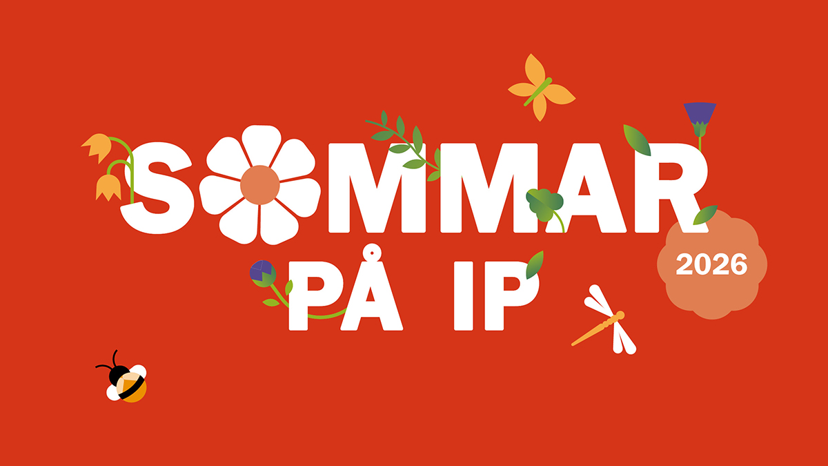 Illustration med texten ”Sommar på IP 2026” på röd bakgrund, dekorerad med tecknade blommor, blad, bi och trollslända.