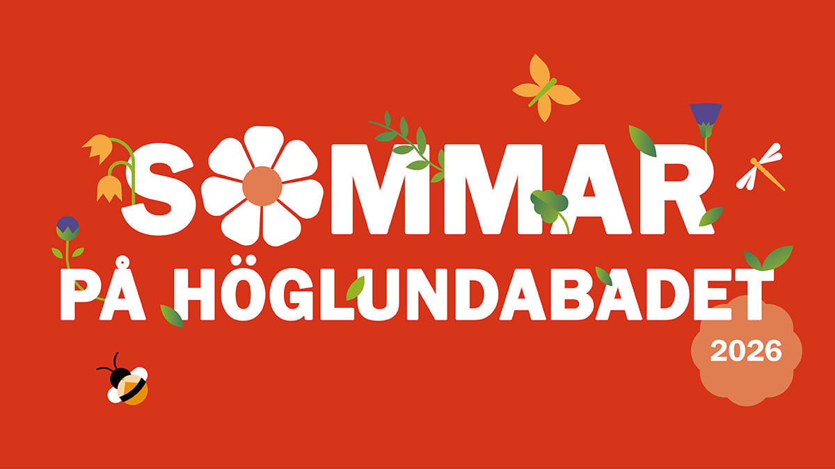 Illustration med texten ”Sommar på Höglundabadet 2026” omgivet av tecknade blommor, blad, insekt och trollslända på röd bakgrund.