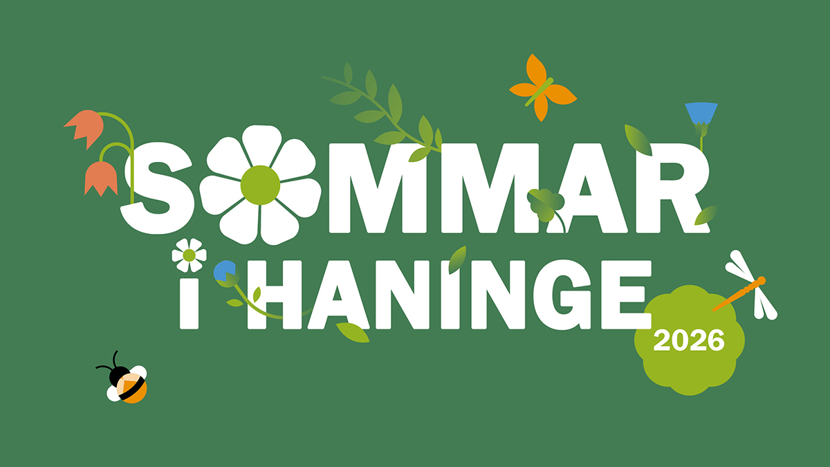 Illustration med texten ”Sommar i Haninge 2026” omgivet av tecknade blommor, blad, insekt och trollslända på grön bakgrund.