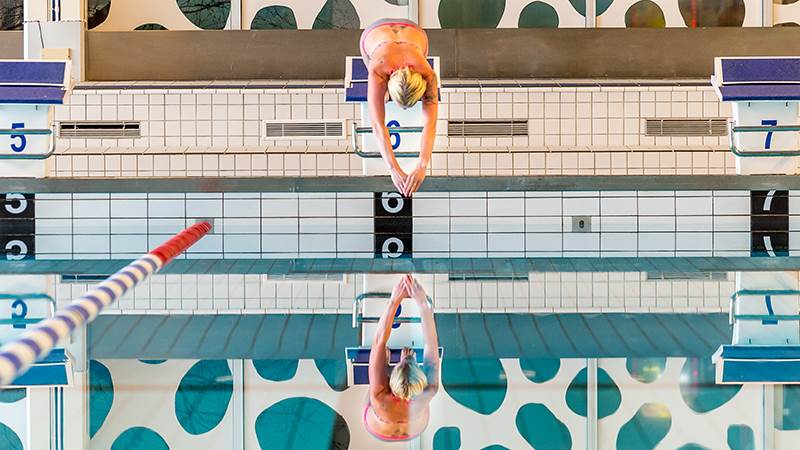 Foto: Peter Malmrup.  Dyker ner i stor bassängen.