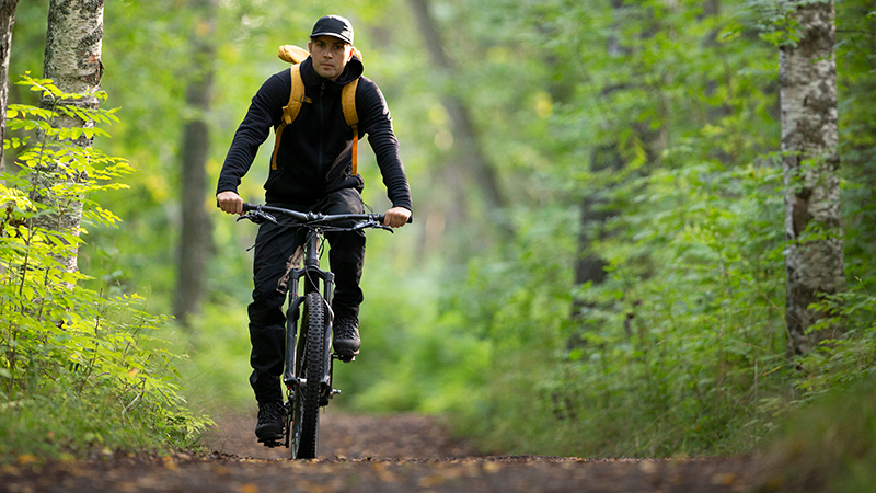 Man på mountainbike.