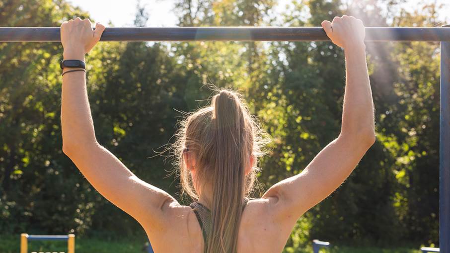 Tjej som tränar på utegym.