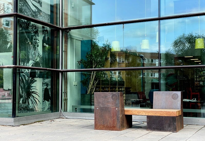 Den så kallade ljudbänken i trä utanför glasväggen som tillhör kulturhuset i Haninge