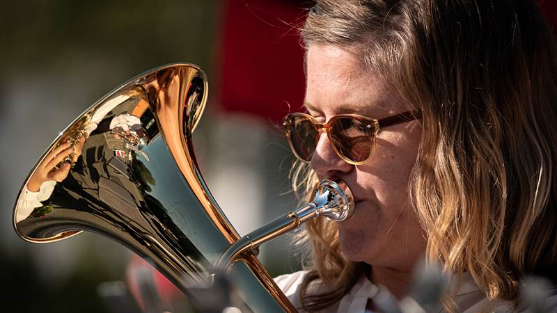 Kvinna som spelar trumpet.