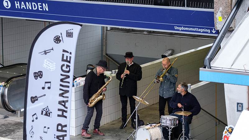 Orkester vid pendeltåg.
